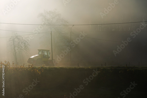 Fotomural Walec drogowy we mgle jesienią.
