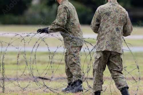 鉄条網を設置する軍人