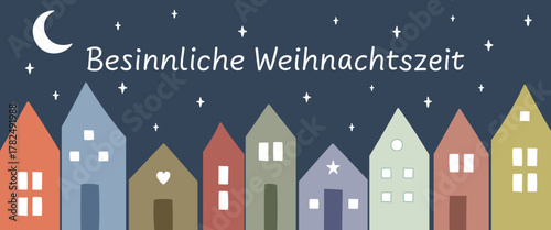 Besinnliche Weihnachtszeit - Schriftzug in deutscher Sprache. Grußkarte mit bunten Häusern, Mond und Sternenhimmel.