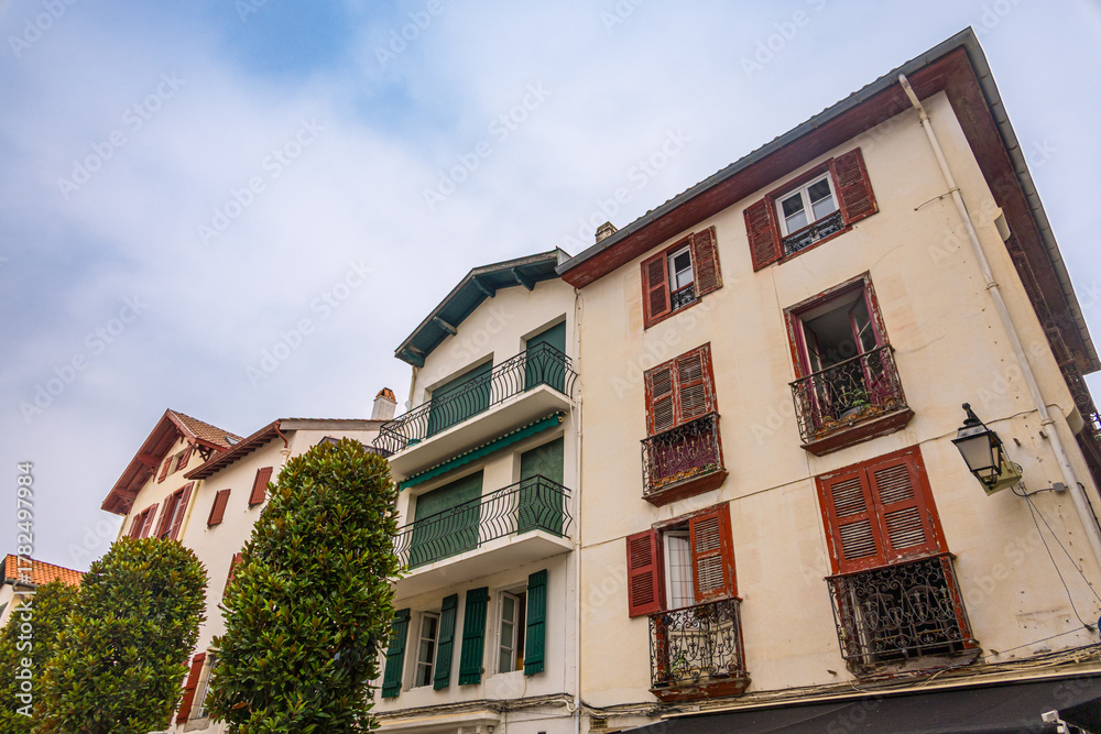 Fototapeta premium Dans les rues de Saint-Jean-de-Luz au pays Basque en France