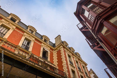 Fototapeta Naklejka Na Ścianę i Meble -  Dans les rues de Saint-Jean-de-Luz au pays Basque en France
