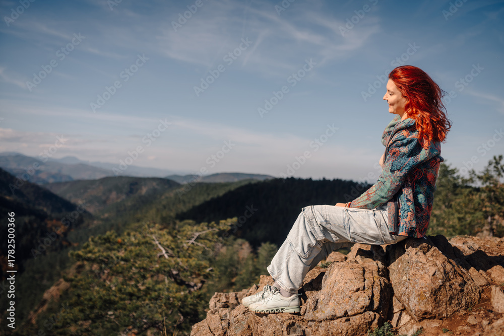 Naklejka premium Woman enjoying breathtaking mountain view while hiking