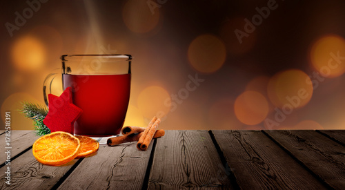 Glühwein auf Hölzener Tisch mit Weihnachtslichtern und Kerzenschein