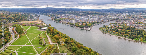 Weiter Blick über Rhein, Mosel, das Deutsche Eck und Koblenz. Links Festung Ehrenbreitstein, in der Ferne Schloß Stolzenfels, in der Mitte das Kaiser-Wilhelm-Denkmal.