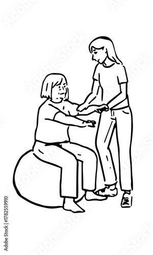 Femme aidant une femme âgée sur un ballon de yoga