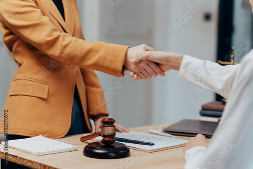 Quadro su tela Legal Handshake of Agreement: Two individuals seal a deal with a firm handshake, a symbol of partnership and trust