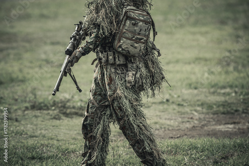 ギリースーツを着た狙撃手