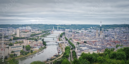 Foto Panoramic view of the Rouen city in France, with the winding Seine river and numerous bridges