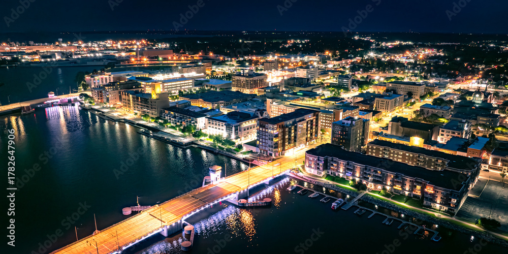 Fototapeta premium Green Bay Skyline at Night