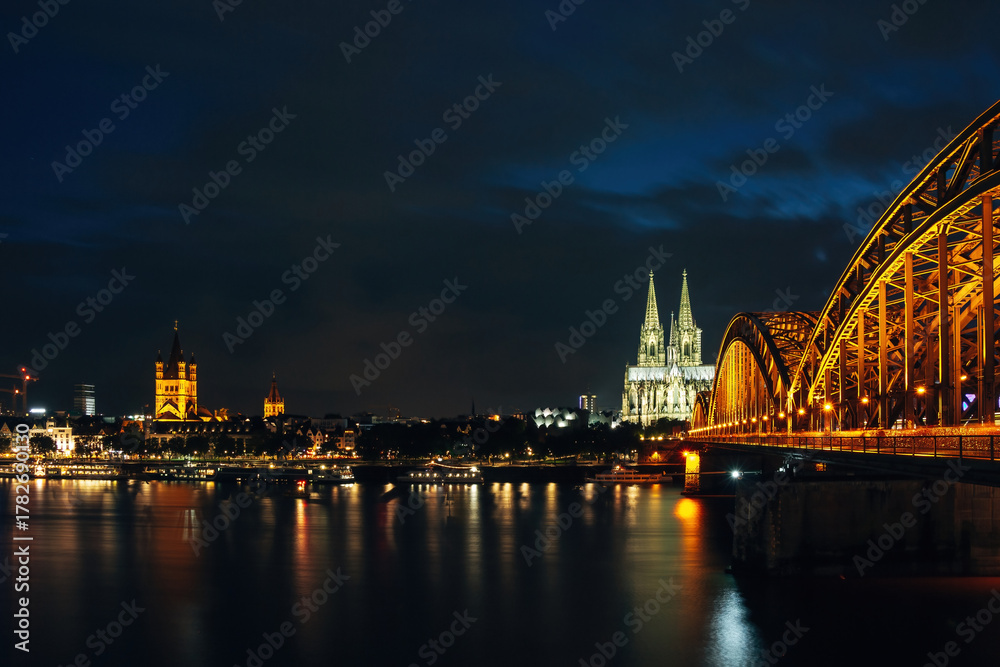 Obraz premium Cologne Cathedral at Night