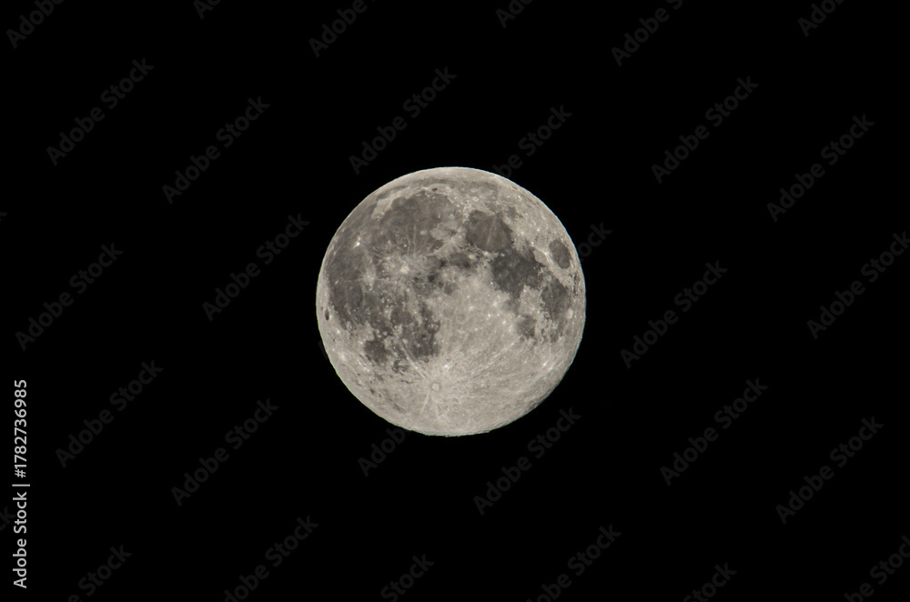 Obraz premium stunning full moon in the night sky, a celestial body in space