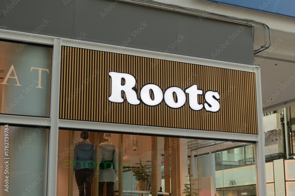Obraz premium soft, defocused view of Roots sign on the outside of shop at CF Toronto Eaton Centre, Floor 3, 220 Yonge St Unit C, Toronto