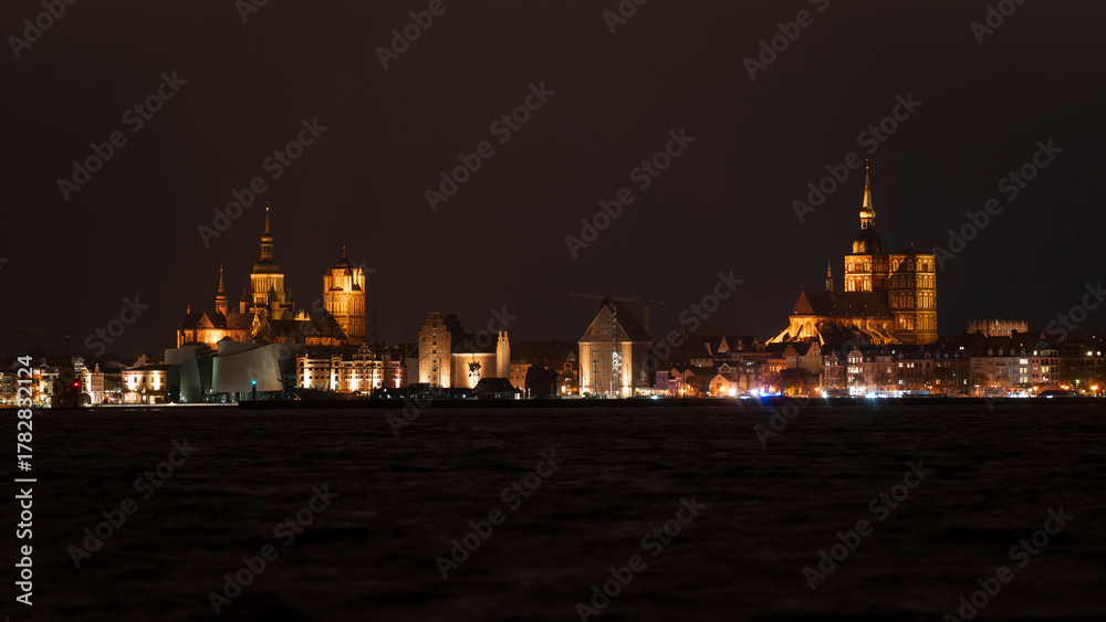 Fototapeta premium Hansestadt Stralsund bei Nacht mit Blick auf die Altstadt und den Hafen – ein charakteristisches Stadtbild im Herzen Deutschlands