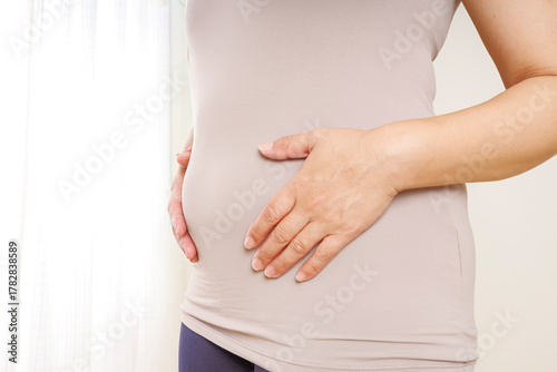 Wallpaper Mural 中年女性のぽっこりお腹と皮下脂肪 Torontodigital.ca