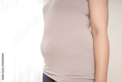 Wallpaper Mural 中年女性のぽっこりお腹と皮下脂肪 Torontodigital.ca