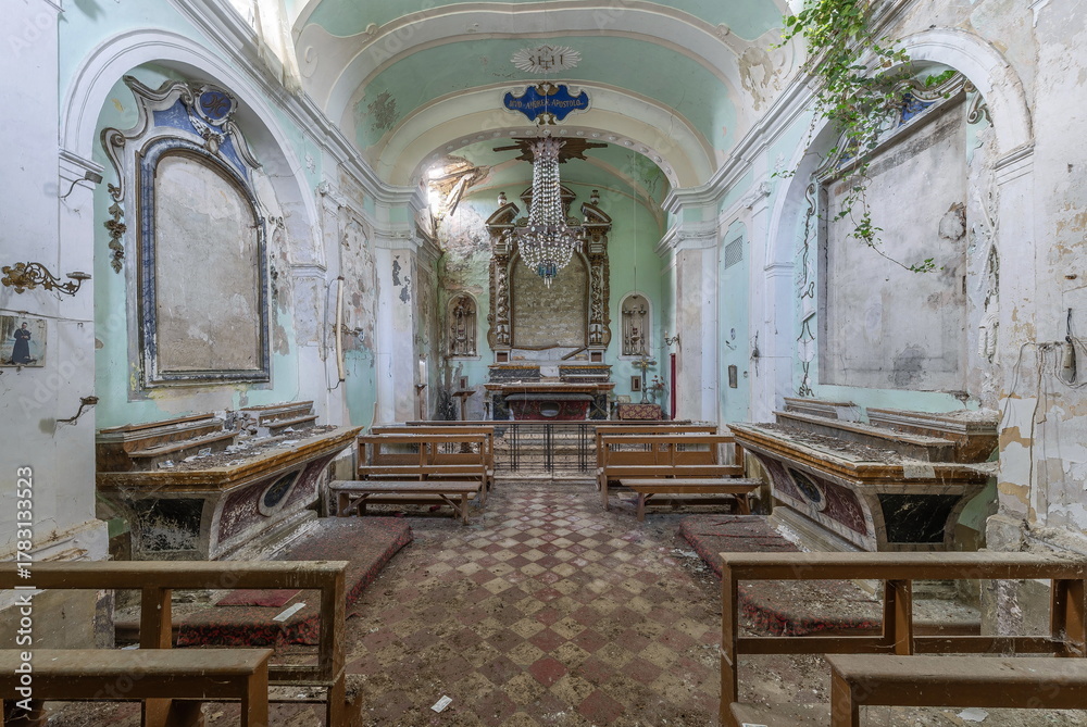 Fototapeta premium the green chapel...