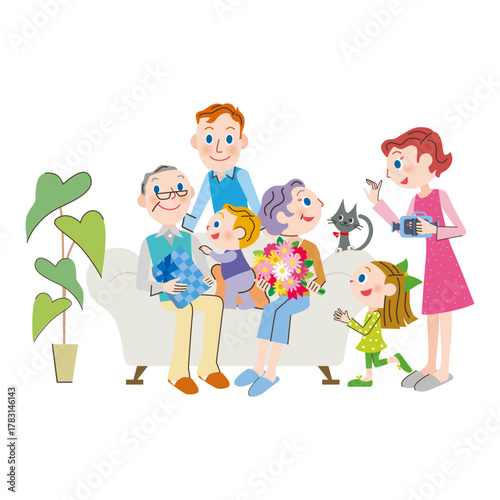 リビングのソファーに座っている老父婦と仲良し家族