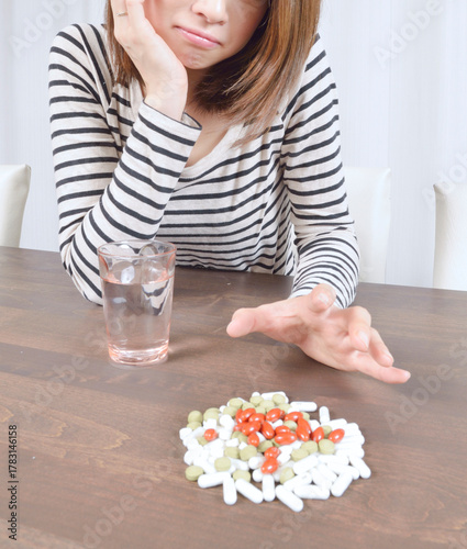 薬品をオーバードーズする若い女性