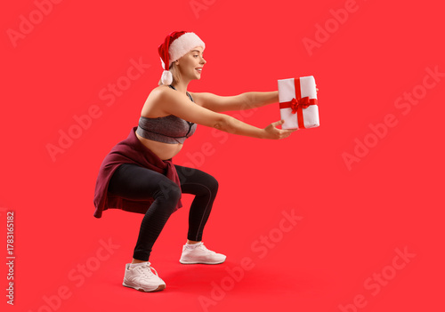 Sporty young woman exercisi...