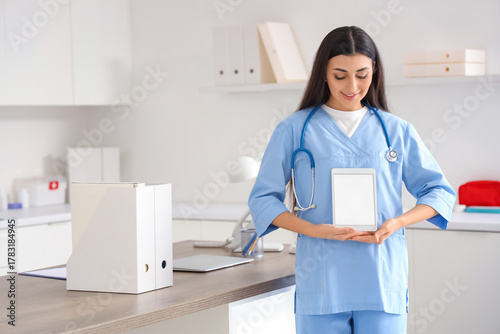 Female doctor with blank ta...
