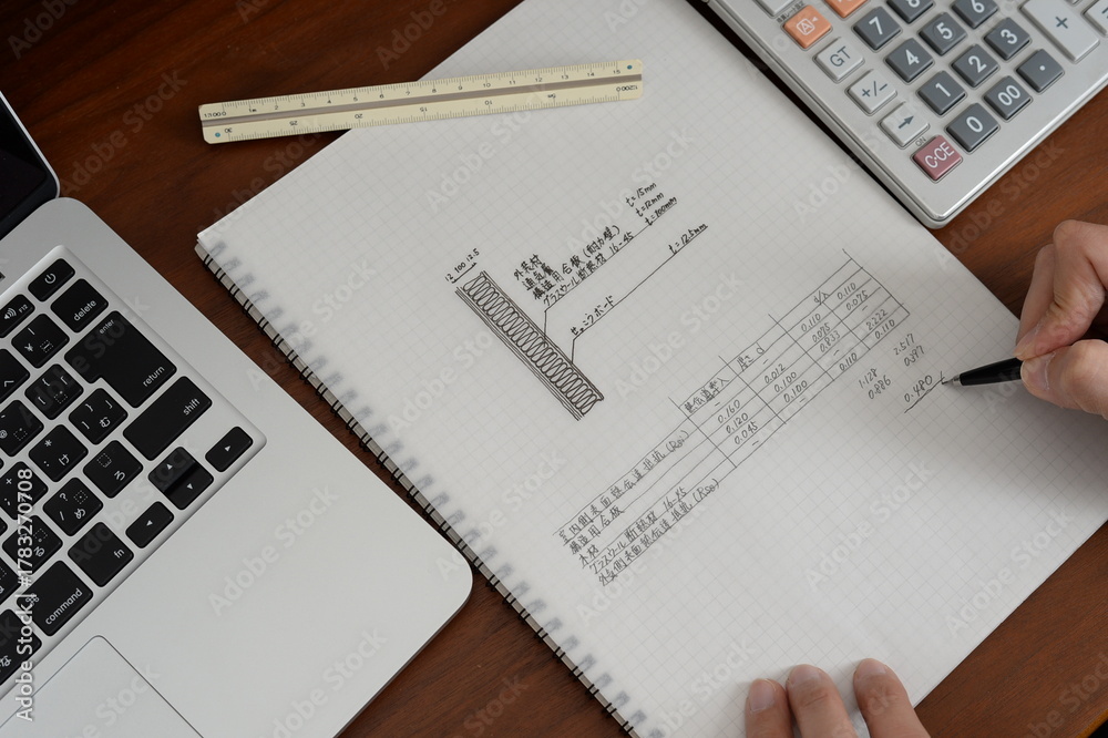 Obraz premium 住宅の省エネ計算をする建築士の手元 A close-up of an architect performing energy efficiency calculations for a house