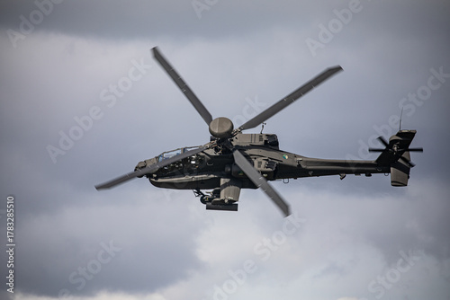 Tableau sur toile Boeing AH-64 Apache Performing Combat Maneuver in the Sky