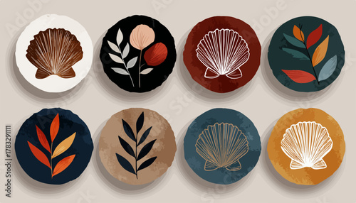 Ensemble de cercles abstraits avec des coquillages et des motifs végétaux dans des tons terreux.