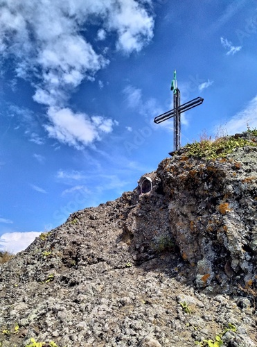 Crocefisso cristiano in cima montagna