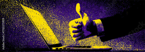 Biznesmen daje kciuk w górę przed laptopem, symbol sukcesu i akceptacji w cyfrowym świecie.