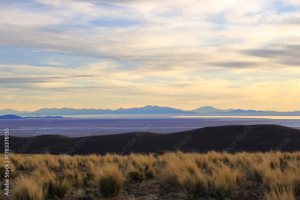 Obraz premium sunset view to the Salar de Uyuni Salt Flats in Bolivia from a viewpoint near the town Uyuni