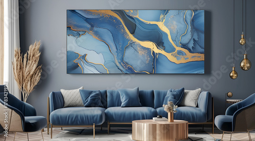 Nowoczesny salon z niebieską sofą i abstrakcyjnym złoto-niebieskim obrazem na ścianie — elegancka aranżacja wnętrza © Henryk Guziak