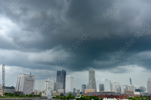 今にもにわか雨が降り出しそうな空と厚い雲