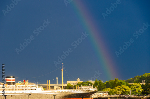 港にかかる大きな虹