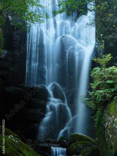 落ち行く滝の水