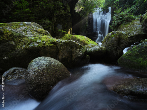 少しの光芒と滝
