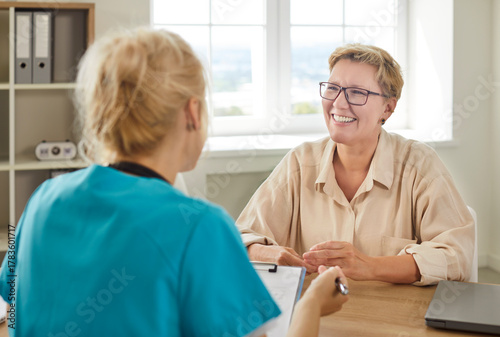 Canvas Print Medical consultation of happy senior woman with doctor in hospital