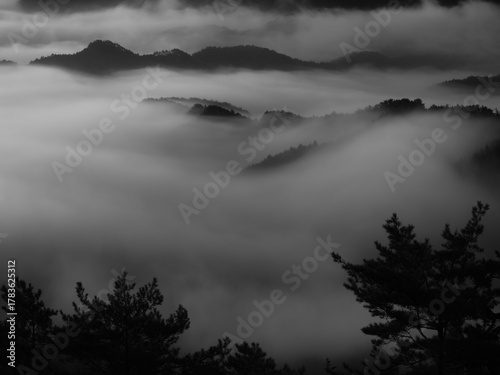 モノクロの雲海