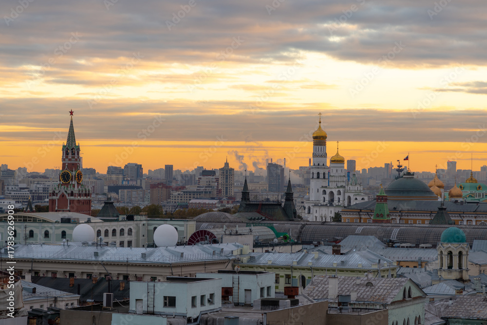 Naklejka premium View of Moscow's skyline at sunset with historical buildings and rooftops