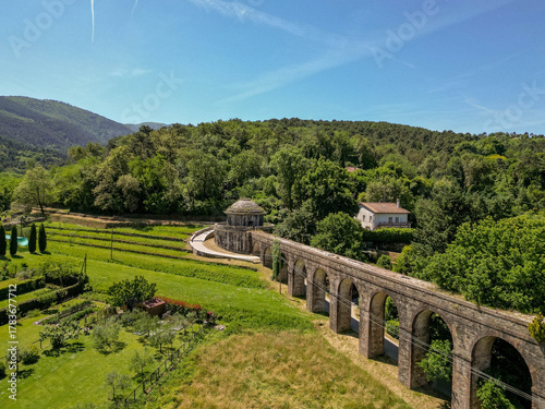 Historic Nottolini Aqueduct near Lucca, Tuscany, Italy — Aerial View of Ancient Arches and Countryside