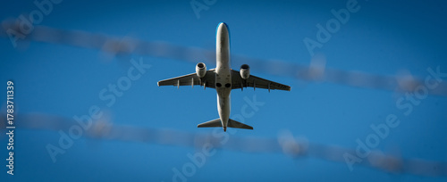 Hamburg, Deutschland, 7.9.2025: Flugzeug beim Start hinter Absperrung mit Stacheldraht am Flughafen Hamburg