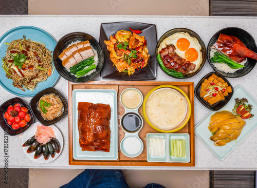 Quadro su tela Experience a vibrant Cantonese feast! Enjoy Peking duck, BBQ pork, noodles, and more
