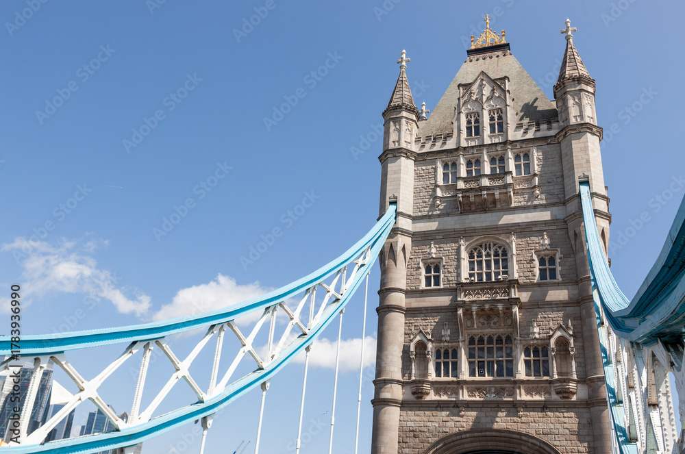 Obraz premium Iconic Tower Bridge spanning the River Thames in London, showcasing its historic architecture and engineering.