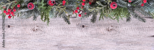 Φωτογραφία Christmas top border of snowy branches and red berry decorations