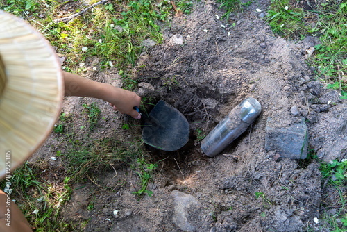 Obraz na płótnie Find a bottle in the ground with a message from the past