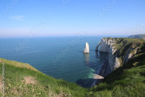 Cuadro en lienzo Falaises et aiguille d’Étretat sur la côte normande