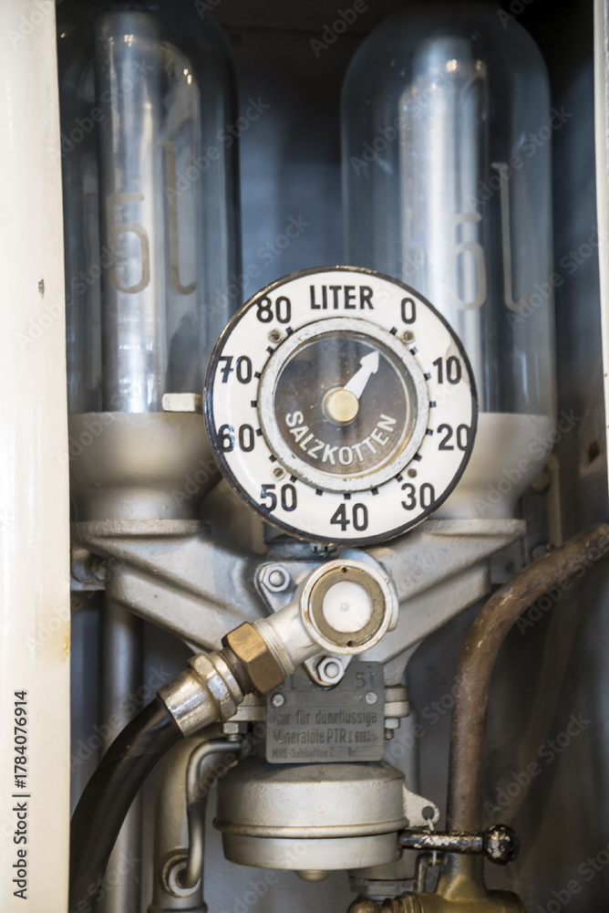 Obraz premium Retro container for liquid mineral oil