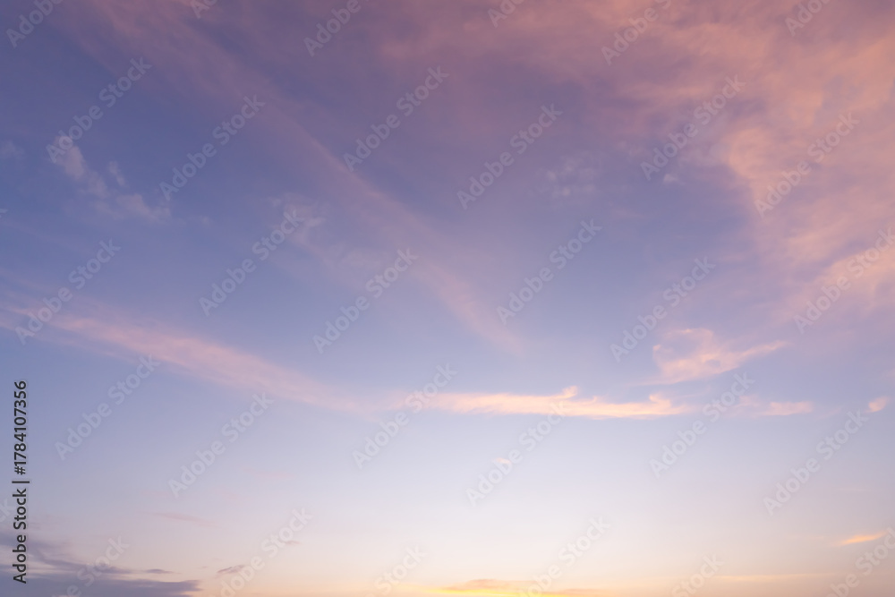 Obraz premium Beautiful morning or evening blue and orange sky with cloudy while sunsets or sunrises taken at the sea used as natural blackground texture