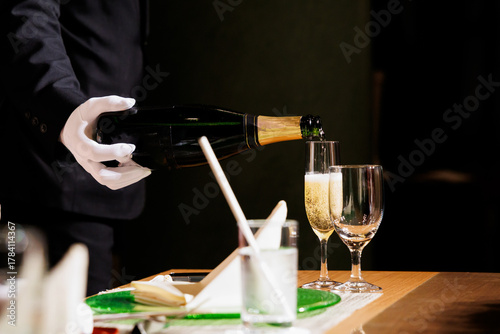 シャンパンを注ぐ