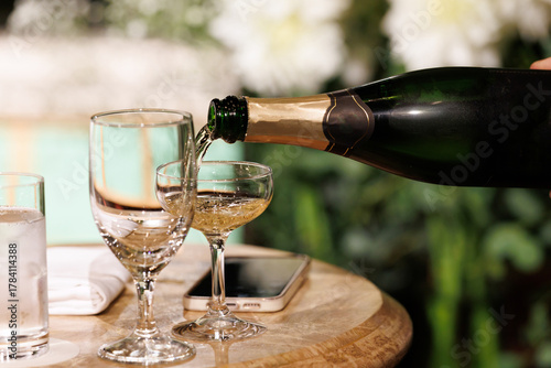 シャンパンを注ぐ