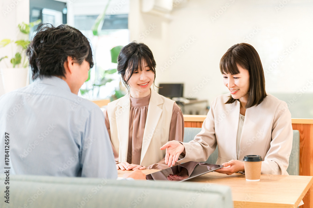 Obraz premium Businessmen and businesswomen discussing business at a table in a business meeting space 